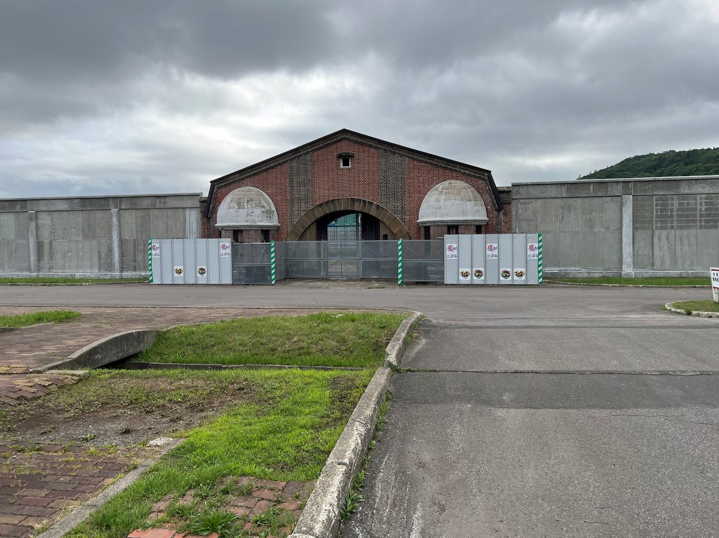 網走刑務所旧正門 — 煉瓦造の正門とコンクリートの塀