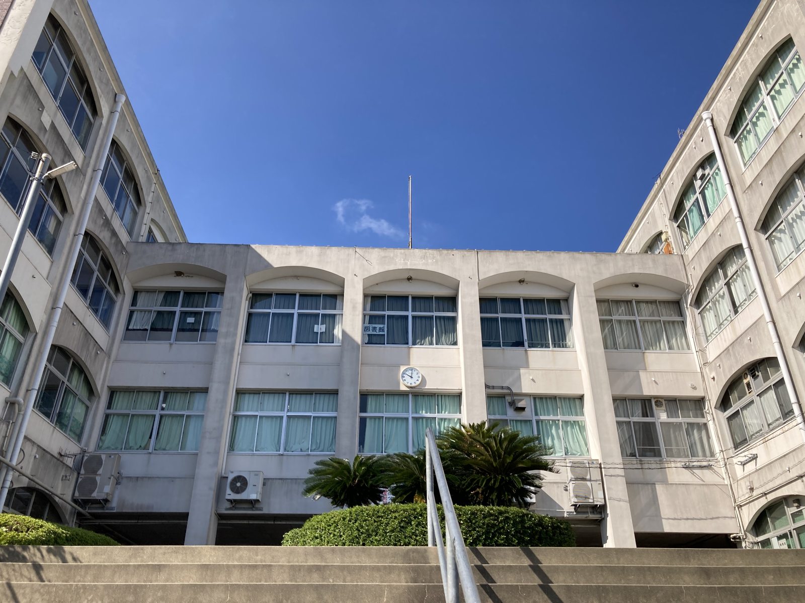 苅田中学校 校舎棟 — アーチ窓の並ぶ立面