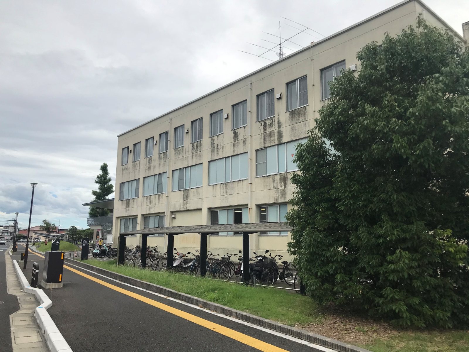 改修前の外観 — 汚れの目立つ外壁