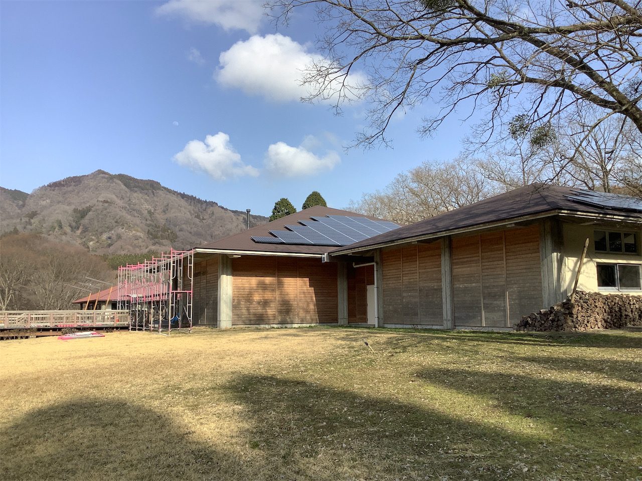 改修後の屋根と山並み